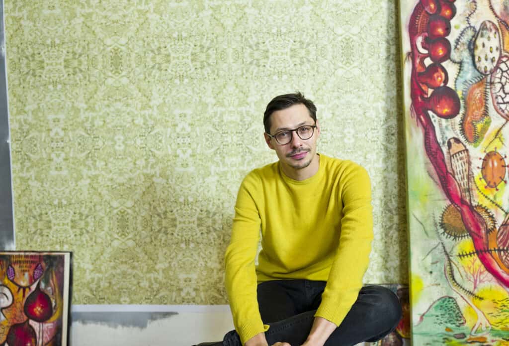 Jakub Julian Ziółkowski w pracowni, autor rzeźby Sen o życiu