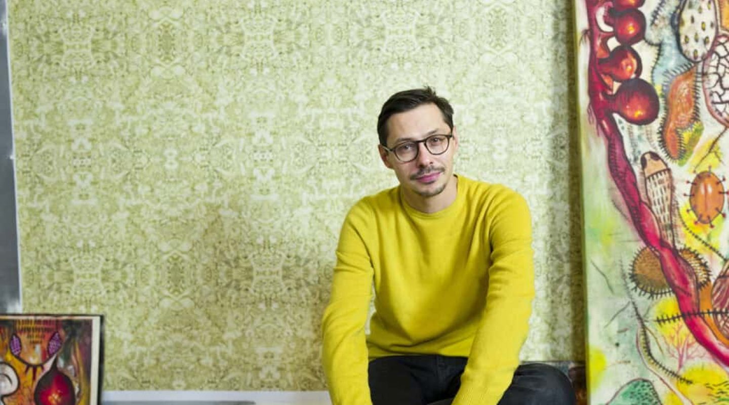 Jakub Julian Ziółkowski w pracowni, autor rzeźby Sen o życiu